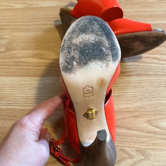 BCBGMaxAzria Vintage Patent Leather Orange Sandals, Size 7/37 - Picture 7 of 8